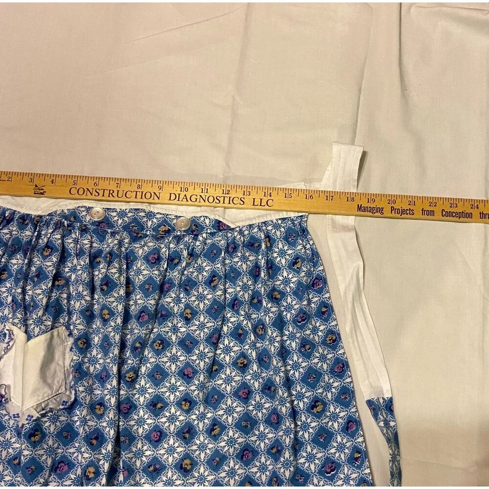 #5751 Womens Blue and White Floral Half Apron with Pocket